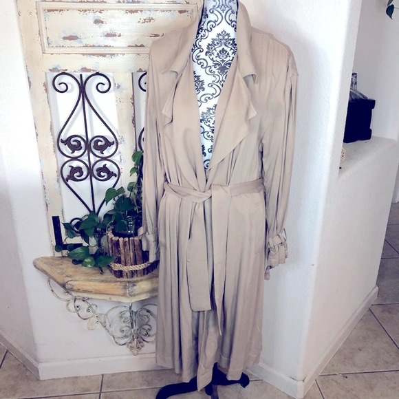 Urban outfitters tan lightweight trench coat large